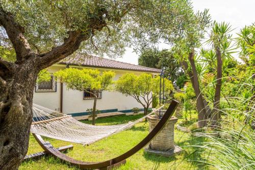 una hamaca en un patio junto a una casa en Historic Luxury Villa en Terracina