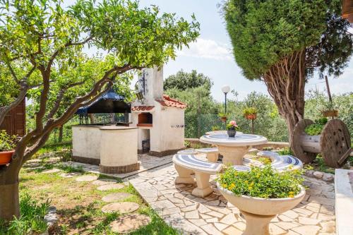 um jardim com duas casas de banho num quintal em Historic Luxury Villa em Terracina
