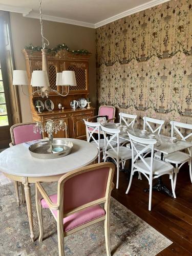 une salle à manger avec une table et des chaises dans l'établissement Maison de Mags & Mags, à Lanouaille