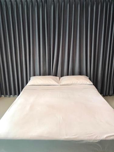 Cama o camas de una habitación en Udomsuk Inn & Cafe - BTS Udomsuk