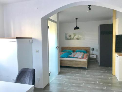 - une chambre avec un lit et une porte ouverte dans l'établissement Ferienapartment Laufen an der Eyach, à Albstadt