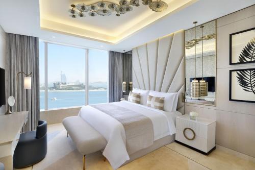 sypialnia z dużym łóżkiem i dużym oknem w obiekcie The St. Regis Dubai, The Palm w Dubaju