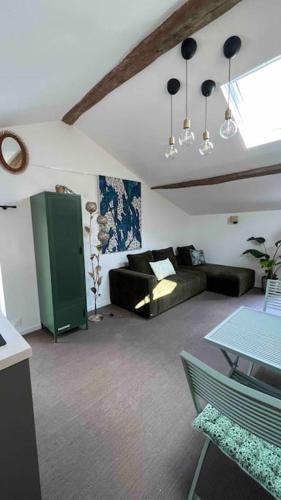 un salon avec un canapé et une table dans l'établissement Appartement - Galerie BOTANIC ART Trentemoult, à Rezé