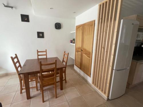 Dapur atau dapur kecil di Logement tout confort au calme entre Saint Tropez et les Gorges du Verdon