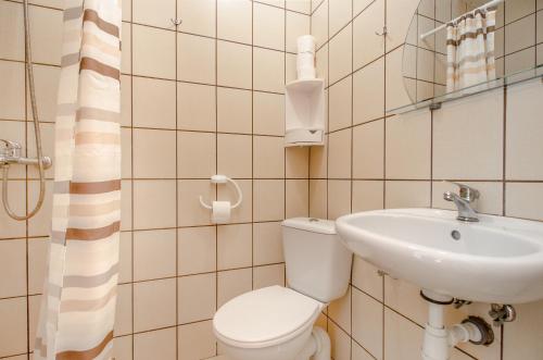 a bathroom with a toilet and a sink at Pokoje gościnne Jędruś in Mielno