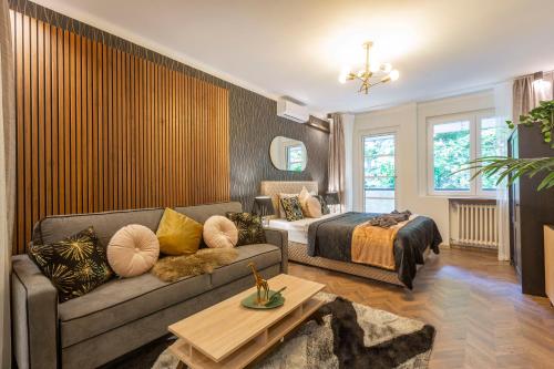 - un salon avec un canapé et un lit dans l'établissement Stylish Quentin Apartment in the King Street, à Budapest