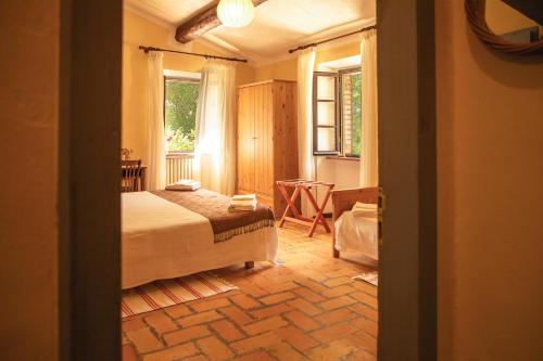 Ένα ή περισσότερα κρεβάτια σε δωμάτιο στο Agriturismo KeBio I Tenuta di Fassia