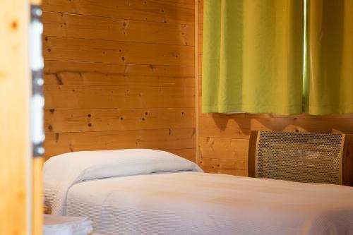 Ένα ή περισσότερα κρεβάτια σε δωμάτιο στο Agriturismo KeBio I Tenuta di Fassia