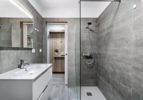 La salle de bains est pourvue d'un lavabo et d'une douche. dans l'établissement Roque Mar Apartamento Atardecer, à Santa Cruz de Tenerife