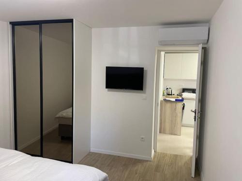 ein Schlafzimmer mit einem Bett und einem TV an der Wand in der Unterkunft Apartman Martinac in Split