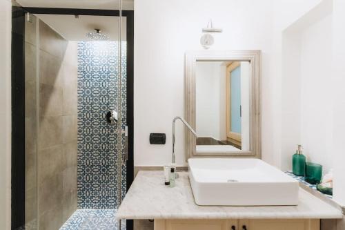 La salle de bains est pourvue d'un lavabo et d'une douche. dans l'établissement Villa Lory, à Sorrente