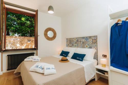 - une chambre avec 2 lits et une fenêtre dans l'établissement Villa Lory, à Sorrente