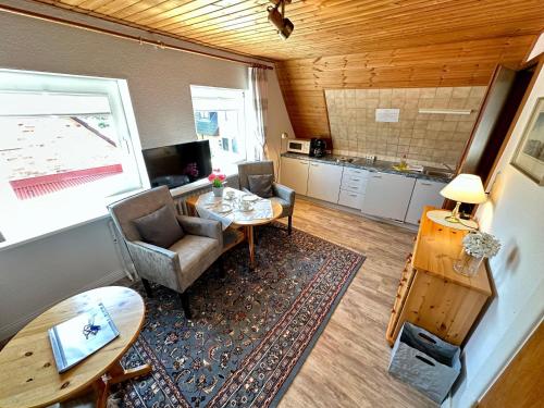 sala de estar con mesa y sillas y cocina en Haus-Inken-Maria-Ost, en Westerland