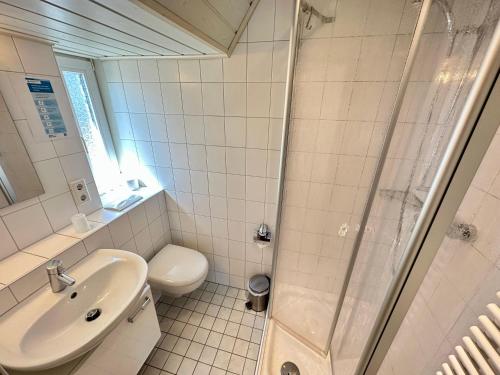 y baño con aseo, lavabo y ducha. en Haus-Inken-Maria-Ost, en Westerland