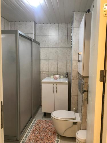 La petite salle de bains est pourvue d'une douche et de toilettes. dans l'établissement Denize 5 dakika, à Alanya