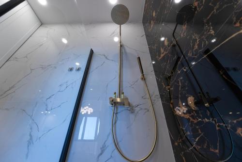 Un baño de Lusso Apartment with sea view