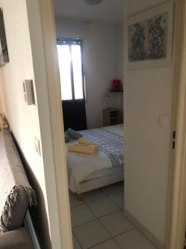 a small bedroom with a bed and a window at TheOne Appartement avec garage attenant, entre Montpellier et Sète, près des plages in Villeneuve-lès-Maguelonne