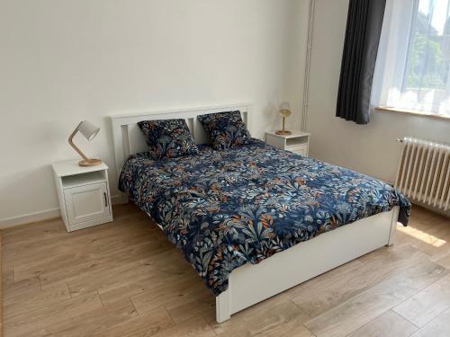 Un pat sau paturi într-o cameră la Maison chaleureuse avec jardin et garage