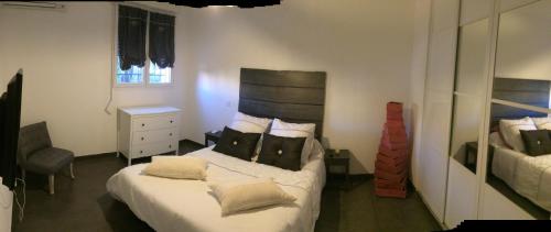 une chambre avec un lit et un miroir dans l'établissement Mini villa à 200m de la plage, à Borgo