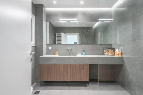 La salle de bains est pourvue d'un lavabo et d'un miroir. dans l'établissement Charming 1BR Apt in the center of Athens, à Athènes