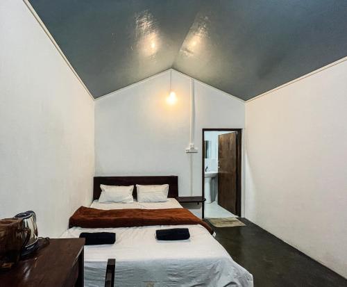 een kamer met een bed en een bureau. bij DA - SAN Stay in Shillong