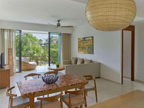uma sala de estar com uma mesa e um sofá em Villa seaview and apartment Da Nang Resort by JT group "Free pick up" em Da Nang