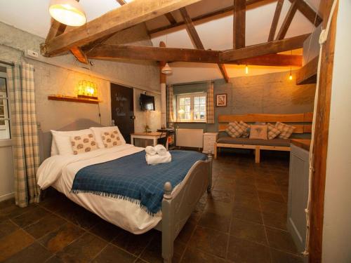 um quarto com uma cama e um sofá num quarto em High Paradise Farm em Thirsk