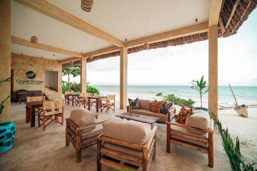 een woonkamer met uitzicht op de oceaan bij Mayai Ocean Resort in Bwejuu