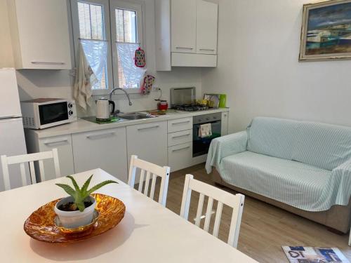 una cocina y una sala de estar con una mesa con una planta. en Corte Vettori, en Quarrata