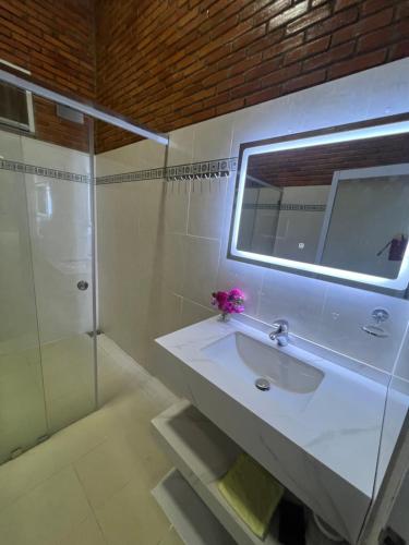 W łazience znajduje się umywalka, prysznic i lustro. w obiekcie Family Garden House at Tri An Lake, Đồng Nai w mieście Ðồng Sài