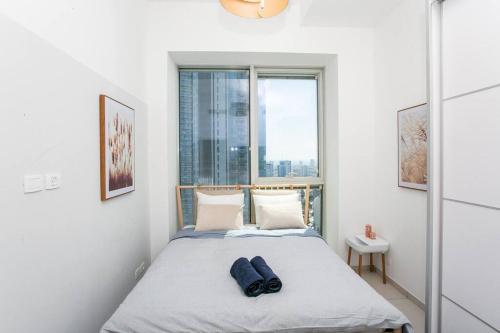 Un pat sau paturi într-o cameră la Luxury 2BR Central TLV Apartment