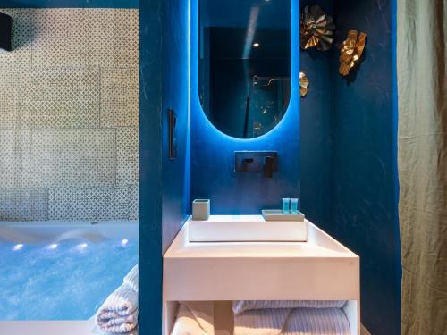 a bathroom with a sink and a tub at LOVE IN L'ISLE/SORGUE Le crépuscule in LʼIsle-sur-la-Sorgue