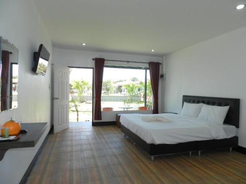 チャオラオビーチにあるCape Go Resortのベッドルーム1室(ベッド1台付)、スライド式ガラスドアが備わります。