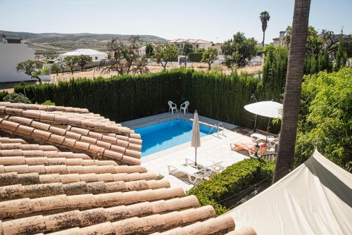 Cette maison offre une vue sur la piscine. dans l'établissement Villa del Mamut, Padul Granada, à Padul