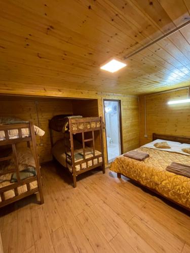 Habitación con 2 camas en una cabaña de madera en Guri i Lekës Guesthouse, en Shkodër