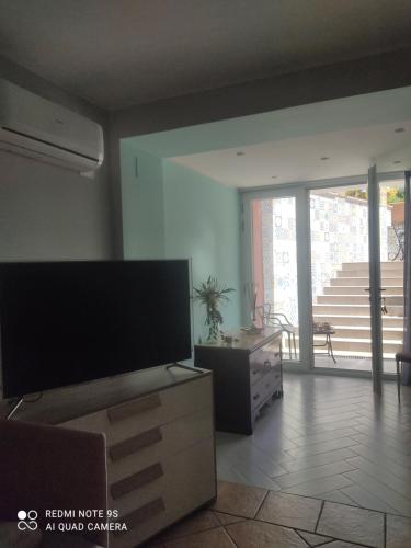 un soggiorno con una grande TV a schermo piatto di Bed&Rooms Villa La Gatta a Vatolla