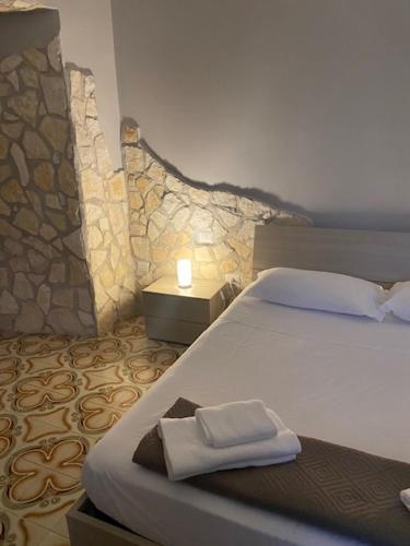 ein Hotelzimmer mit einem Bett mit einem Handtuch darauf in der Unterkunft b&b Green Valley in Salerno