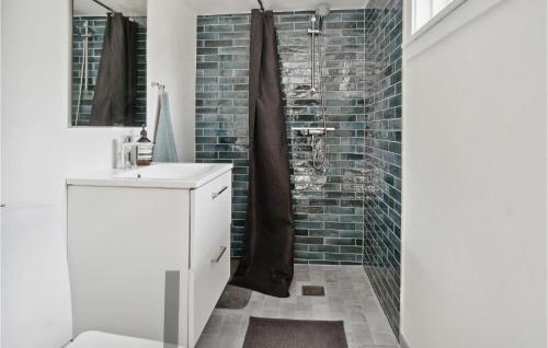 bagno con doccia e lavandino bianco di Gorgeous Home In Vordingborg With Wifi a Vordingborg