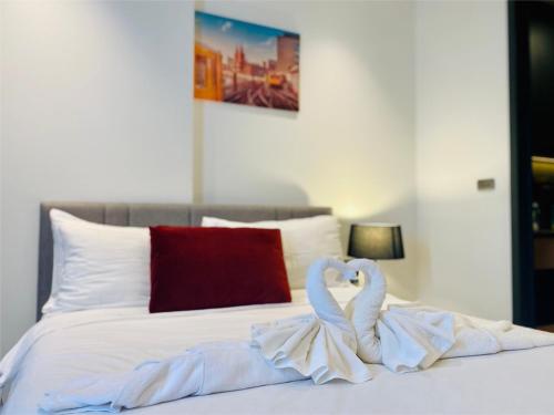 two swans made out of towels on a bed at Edge Central Pattaya Vip Condo in Pattaya Central