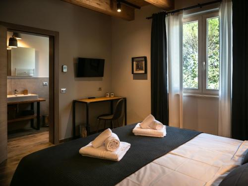 馬薩馬里蒂馬的住宿－SLEEP 'N' RIDE Massa Marittima，一间卧室配有带毛巾的床