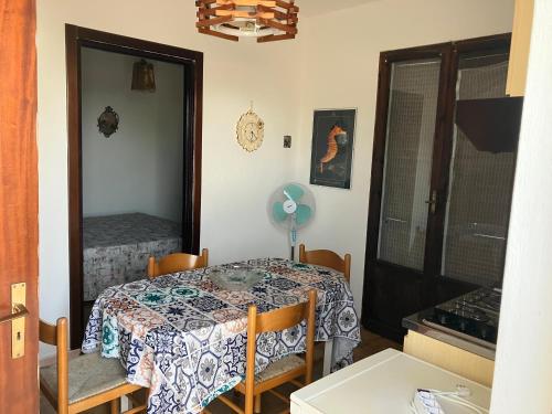 a dining room with a table and a mirror at Casa De Santis - Roby e Fra al mare Cavallucci in Isola Capo Rizzuto
