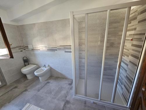 een badkamer met een douche en een toilet bij B&B Biagio in Grisolia
