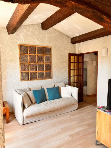 un salon avec un canapé et une télévision dans l'établissement BOULOURIS - Grand 3 pièces 5 personnes avec terrasse à 5min à pied des plages, à Saint-Raphaël