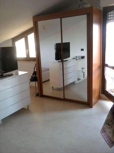 アルゲーロにあるCasa vacanze Algheroのリビングルーム(鏡、テレビ付)