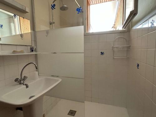 uma casa de banho branca com um lavatório e um chuveiro em Maison Noirmoutier-en-l'Île, 4 pièces, 6 personnes - FR-1-224B-198 em Noirmoutier-en-l'lle