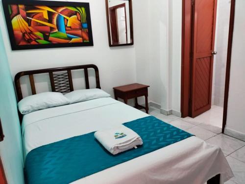 a bedroom with a bed and a painting on the wall at Hotel Las Vegas by CMS hotels in Santa Marta