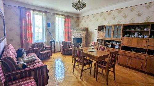 uma sala de estar com uma mesa de jantar e cadeiras em Kakheti Apartment em Dedoplis Tskaro