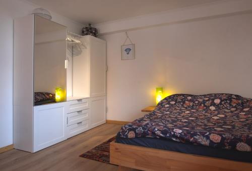 um quarto com uma cama e uma cómoda em Ferienwohnung An den Linden em Kelmis