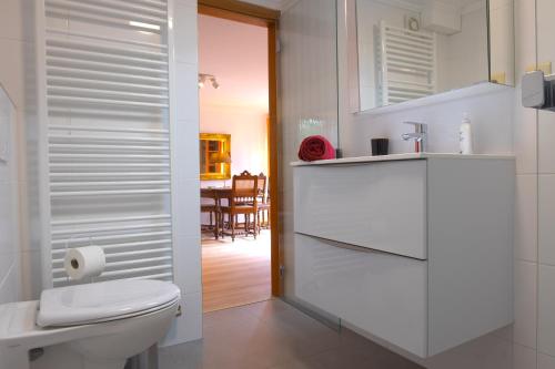 uma casa de banho branca com um WC e um lavatório em Ferienwohnung An den Linden em Kelmis