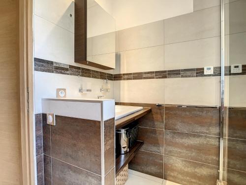 een badkamer met een wastafel en een douche bij La Petite Bergerie in Plan-de-la-Tour
